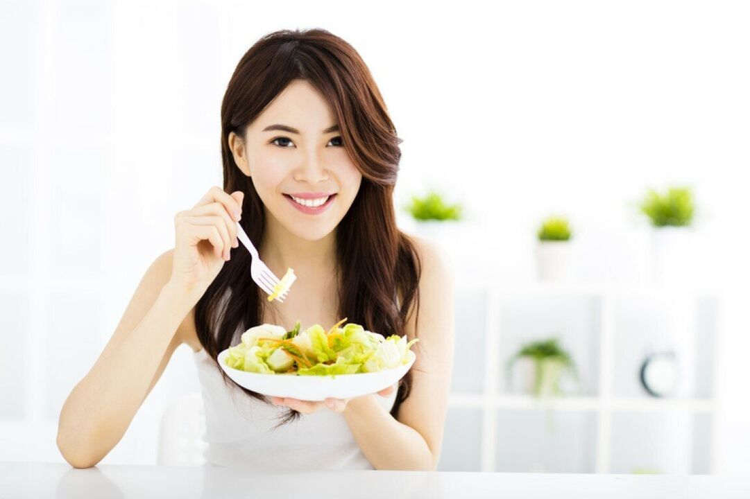 Japanese ապոնացի կինը աղցան է ուտում